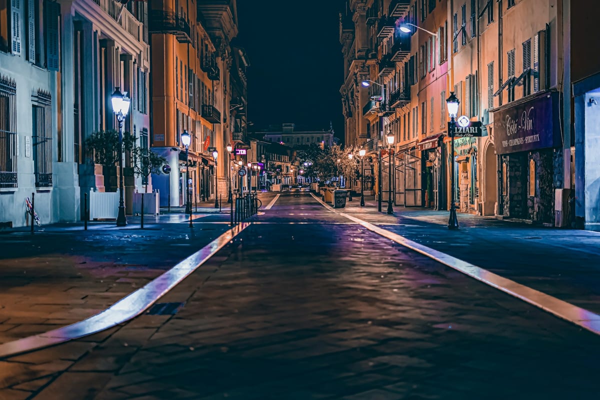 Rue de Nice avec tramway, façades colorées et mer au loin